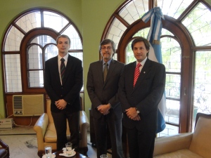 Con el Encargado de Asuntos Comerciales -a cargo de la Emabajada-, Guillermo Aldo CAMAROTTA y el Segundo Secretario de la legación, Tomás Pico.JPG