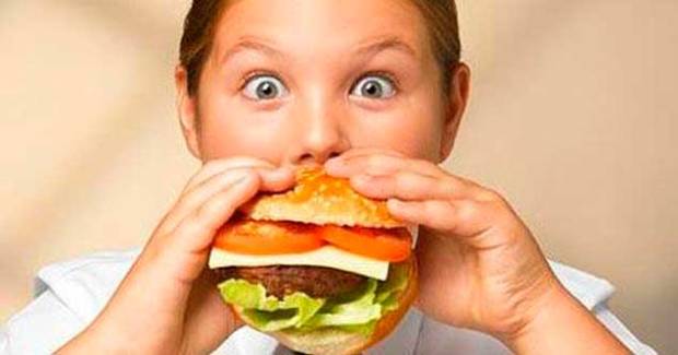 Niño-comiendo-hamburguesa-top-10-list.org